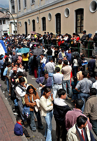 Cola  de ecuatorianos  en Quito para solicitar los antecedentes penales que  exige  España para regularizar su situación.