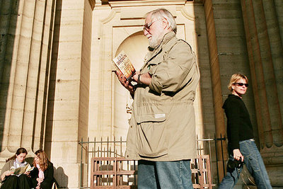 Un turista lee  El Código Da Vinci  a las puertas de la iglesia de Saint Sulpice en París.