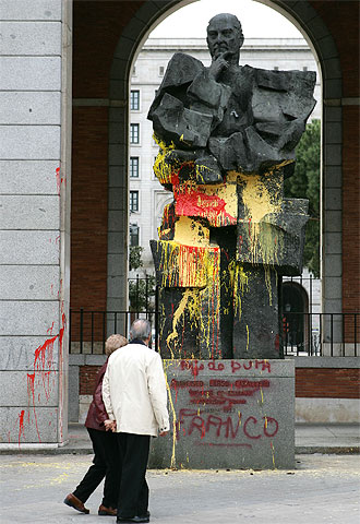 Pintadas e insultos contra Largo Caballero