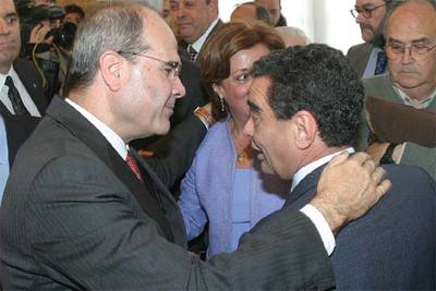 Augusto Delkáder (derecha) y Manuel Chaves.