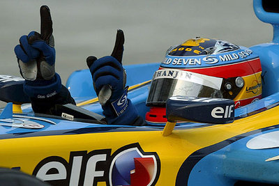 Fernando Alonso alza sus índices para celebrar su victoria en Sepang, la segunda que obtiene en su carrera y la que le sitúa como líder del Campeonato del Mundo de fórmula 1.