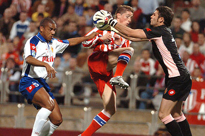 El portero del Zaragoza, Luis García, se anticipa a Fernando Torres, que intenta rematar apremiado por Álvaro.