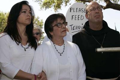 Suzanne Vitadamo, hermana de Terri Schiavo (a la izquierda), y Mary Schindler, su madre.