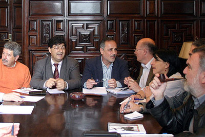 El coordinador andaluz de IU, Diego Valderas (segundo por la izquierda), en la reunión con el grupo municipal de su organización.