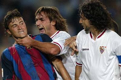 Navarro agarra del cuello a Luis Enrique. Con ellos, Pablo Alfaro.