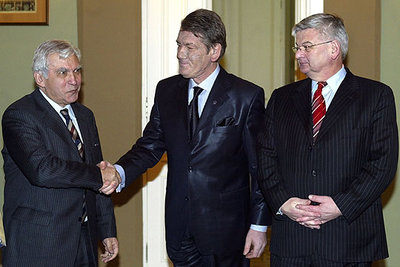 Yúshenko, con los ministros de Exteriores polaco, Adam Daniel Rotfeld (izquierda), y alemán, Joschka Fischer, ayer.