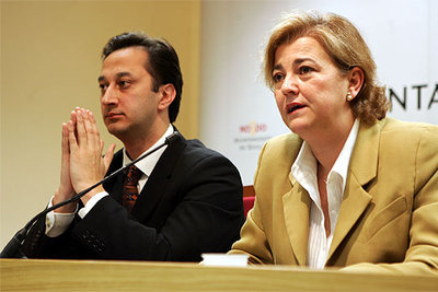 Alfonso Rodríguez Gómez de Celis e Inmaculada Muñoz, ayer en el Ayuntamiento de Sevilla.