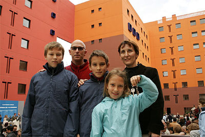 La familia Rodín Rodríguez muestra las llaves de su nueva vivienda de protección oficial.