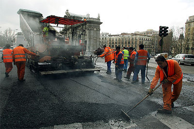 La Puerta de Alcalá estrena asfalto.