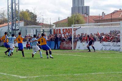 Luciano, portero del Alagón, encaja el tercer gol, dos minutos después del penalti.rnrn  J. M. RONMERO