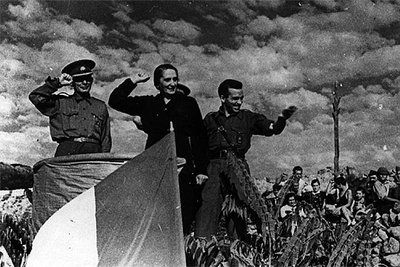 Dolores Ibárruri, junto al general Walter y a Francisco Antón (derecha).