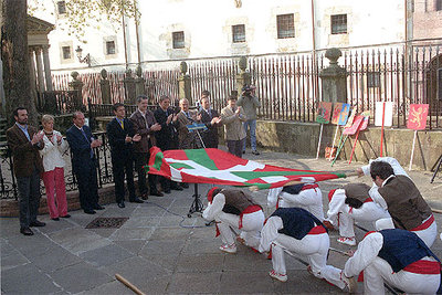 Un grupo de 'dantzaris' se postra con una 'ikurriña' ante miembros de la Asamblea de Municipios Vascos (Udalbiltza) en 2002.