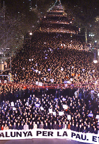 Manifestación en Barcelona por la muerte de Ernest Lluch.