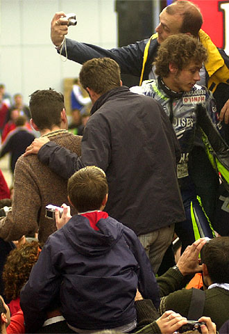 Los aficionados felicitan a Rossi en el Circuito de Jerez