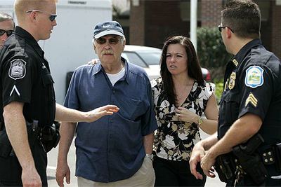 El padre y la hermana de Terri Schiavo, ante la policía que custodia a ésta.