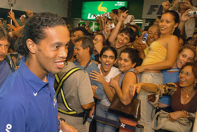 Ronaldinho, concentrado con Brasil, es la admiración de los jóvenes.