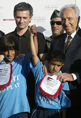 José Mourinho, con Simón Peres y un niño palestino y otro israelí.