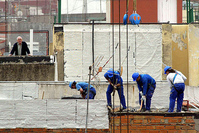 Derribo manual de los edificios afectados por el túnel del Carmel en Barcelona.