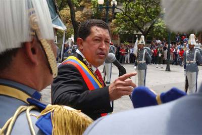 Chávez se dirige a las tropas en el 255 aniversario del nacimiento de Francisco Miranda, héroe de la independencia.