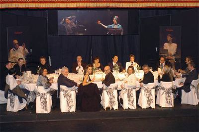 Asistentes a la cena celebrada en el teatro Reina Victoria. En el centro y de frente, la ministra Carmen Calvo.