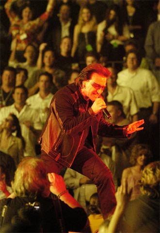 Bono, líder de U2, el lunes, durante el primer concierto de su gira  Vértigo  en San Diego.