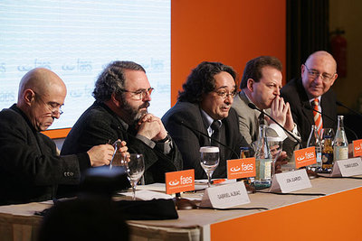 De izquierda a derecha, Gabriel Albiac, Jon Juaristi, Tomás Cuesta, Antxon Sarasqueta y Miguel Platón, en la presentación del vídeo de la FAES.