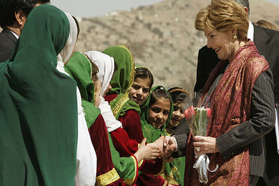 Laura Bush promueve en Kabul la educación de las mujeres afganas