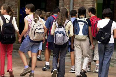 Un grupo de alumnos de secundaria de Barcelona, a la entrada de su instituto.