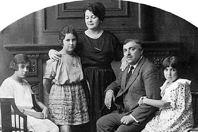 Blanca Brisac (segunda por la izquierda), con sus padres y hermanas, en una foto cedida por Enrique García Brisac para el libro  Trece rosas rojas  (Temas de Hoy).