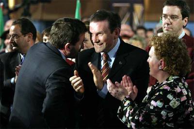 Josu Jon Imaz y Begoña Errazti felicitan a Juan José Ibarretxe, durante el mitin del PNV en Vitoria