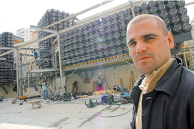 Santiago Cirugeda ha empleado para su obra en Castellón casetones de plástico que se usan habitualmente como moldes para hormigonado.