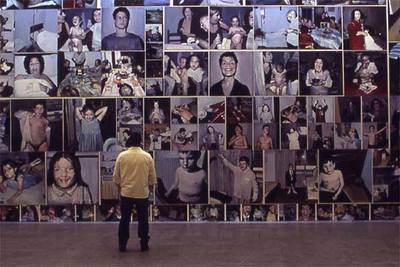 Fragmento de  La familia,  instalación compuesta por 100 cuadros, de Enrique Marty, en  Emergencias. 