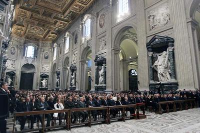 Misa celebrada ayer por el vicario de Roma, el cardenal Camillo Ruini, por el papa Juan Pablo II en la basílica de San Juan de Letrán de Roma, a la que asistieron el primer ministro italiano, Silvio Berlusconi, y miembros de su Gobierno.
