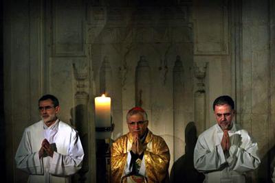 El arzobispo de Madrid, Antonio María Rouco Varela (centro), miembro del cónclave, oficia una misa por el Papa ayer en Jerusalén.