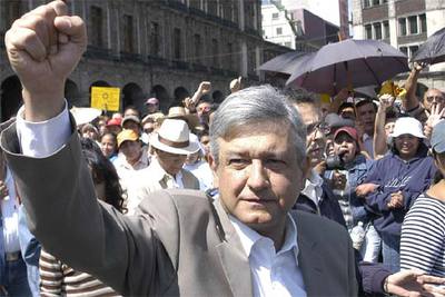 Andrés Manuel López Obrador levanta el puño ante sus seguidores, ayer en Ciudad de México.