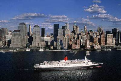 Un crucero transatlántico de una semana entre Southampton (Londres) y Nueva York puede costar desde 599 euros. En la foto, el  Queen Elizabeth 2  a su paso por Manhattan.
