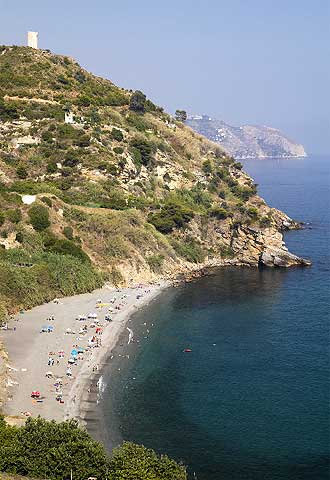 La cala de Maro, situada entre la Torre de Maro y La Caleta, en la costa de Nerja.