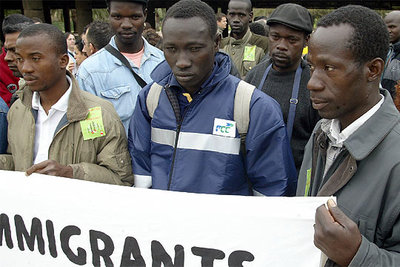 Un grupo de inmigrantes de Mali, en la concentración de ayer bajo un puente de Valencia.