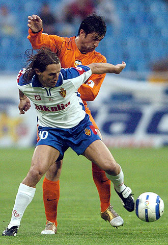 Caneira acosa a Savio.