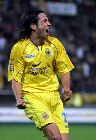 José Mari celebra uno de sus goles, ayer en El Madrigal.