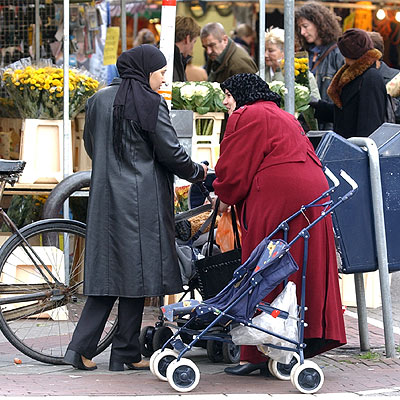 Mujeres musulmanas en un mercado de Amsterdam.