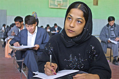 Sohalia, de 21 años, una de las 400 mujeres que asisten a clase en la Universidad de Mazar-e-Sharif, al norte de Afganistán.