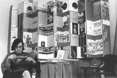 Esther Tusquets, ante el primer  stand  que montó su editorial en la feria de Francfort.