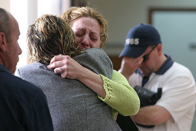 La madre de Ángeles Vázquez, de frente, se abraza con la de Tamara del Castillo.