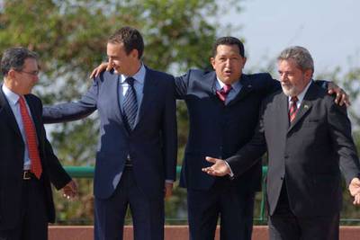 De izquierda a derecha, Álvaro Uribe (Colombia), Rodríguez Zapatero, Hugo Chávez (Venezuela) y Lula da Silva (Brasil), en la cumbre en Ciudad Guyana.