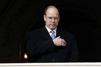 El príncipe Alberto saluda desde el palacio de Mónaco el pasado 27 de enero.