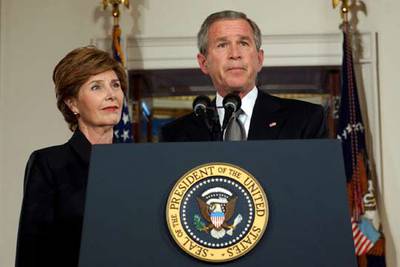 El presidente George W. Bush, junto a su esposa, Laura, ofrece su pésame tras la muerte del Papa.
