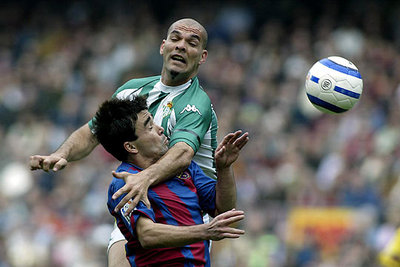Rivas, en la jugada sobre Deco que supuso el primer penalti a favor del Barcelona y por la que el jugador del Betis recibió la tarjeta roja de la expulsión.