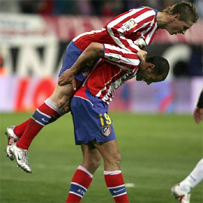 Fernando Torres se cuelga de la espalda de Salva para felicitarle por su segundo gol.