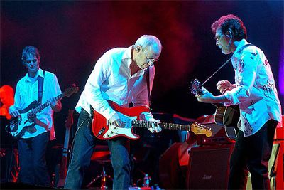Mark Knopfler, en el centro, en un momento de su actuación el sábado en el Palacio de los Deportes, de Madrid.